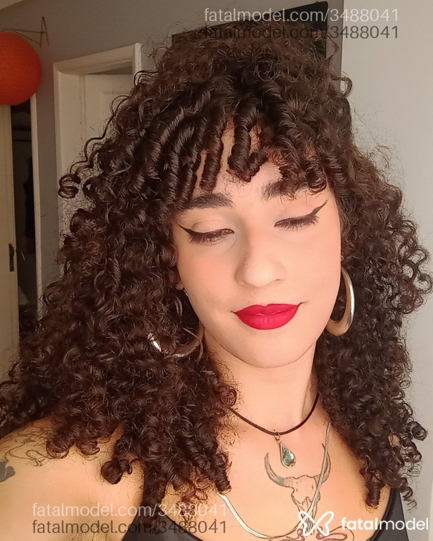 Acompanhante mulher trans com cabelo castanho de olhos verdes - Lara Monteiro
