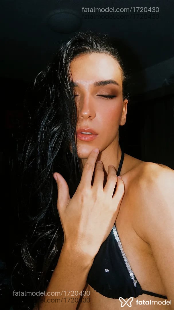 Acompanhante mulher trans morena (o) de olhos castanhos - Lua