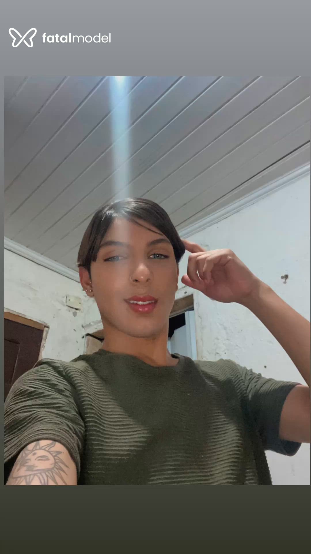 Acompanhante homem com cabelo castanho de olhos azuis - Gay Passivinho