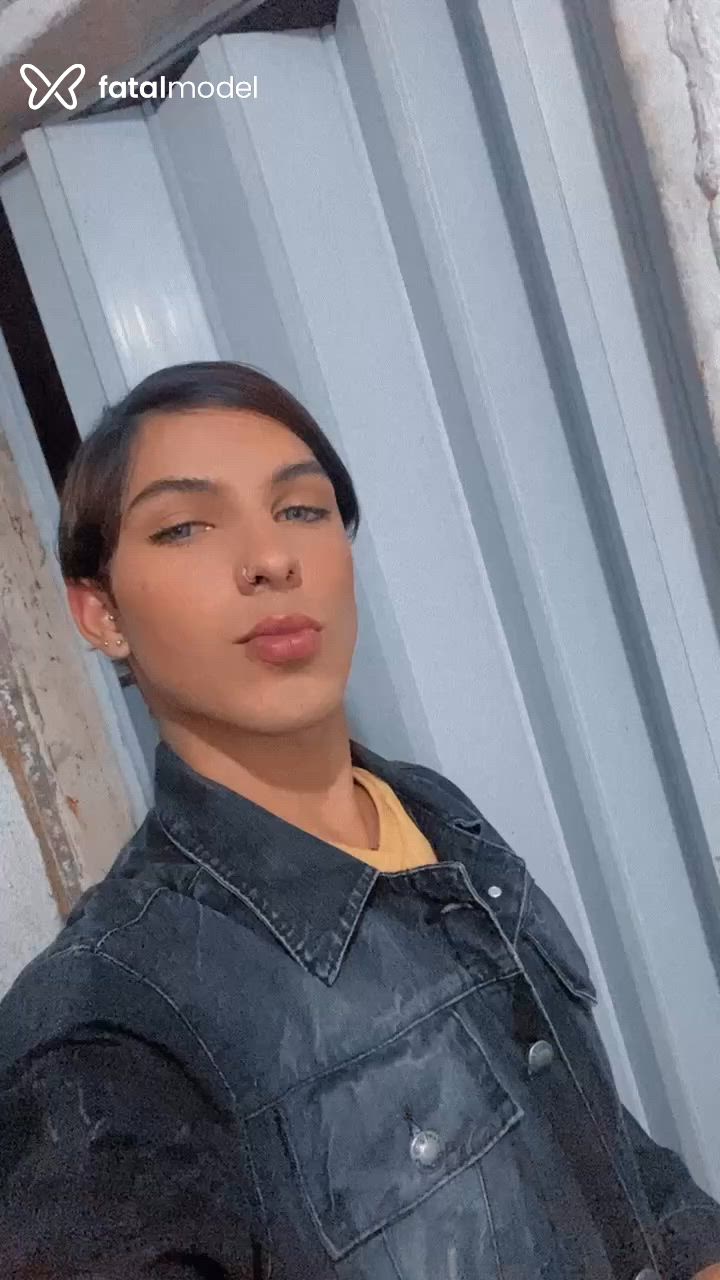 Acompanhante homem com cabelo castanho de olhos azuis - Gay Passivinho