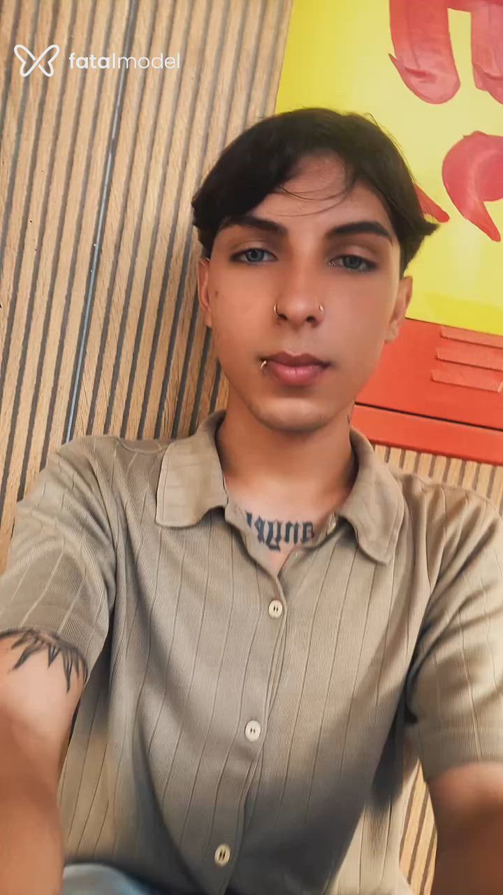Acompanhante homem com cabelo castanho de olhos azuis - Gay Passivinho