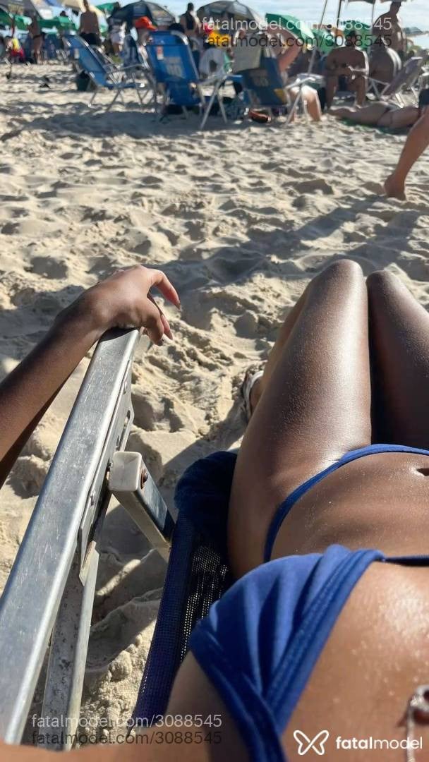 Acompanhante mulher morena (o) de olhos castanhos - Morena