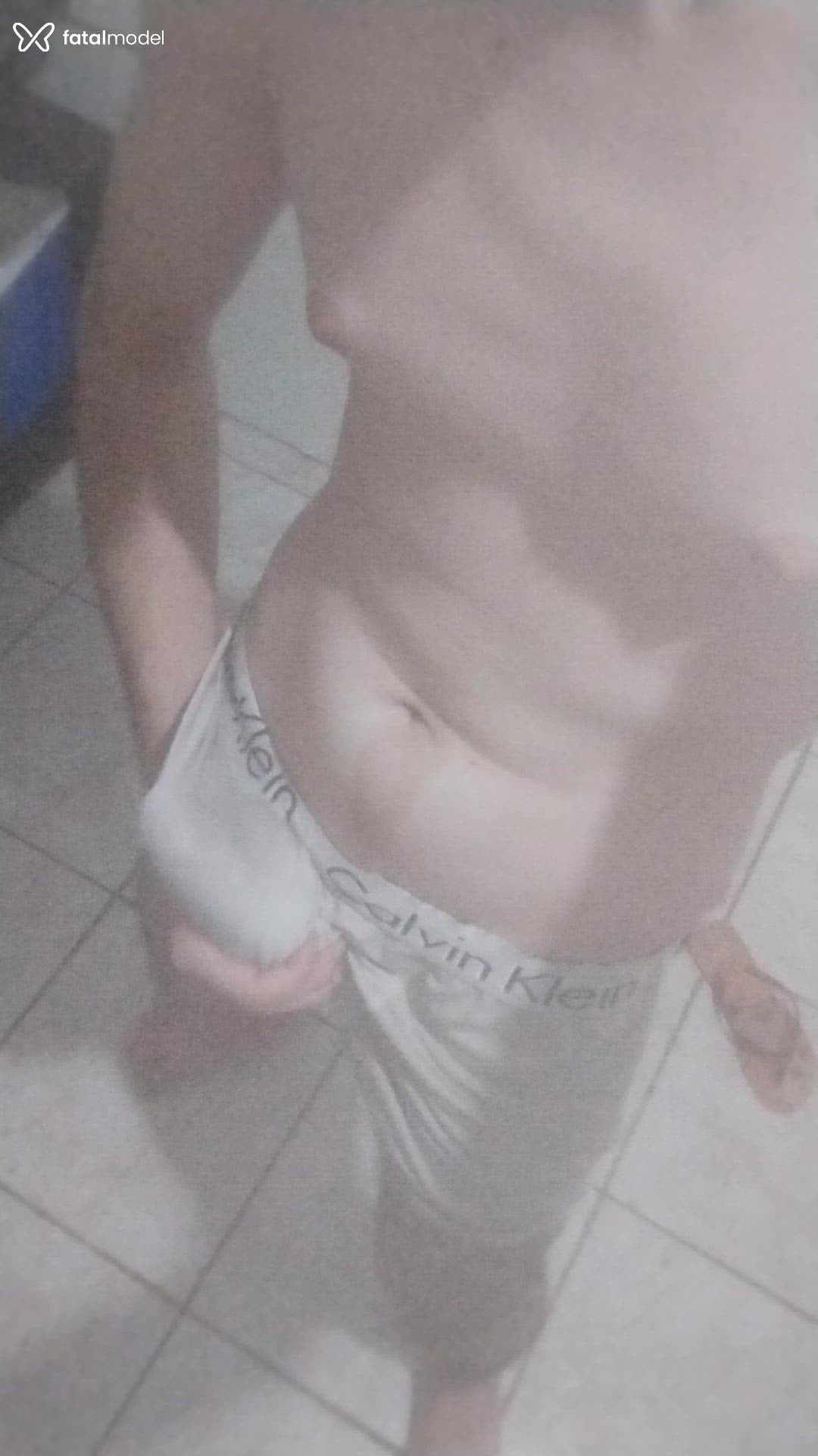 Acompanhante homem com cabelo castanho de olhos verdes - Henri