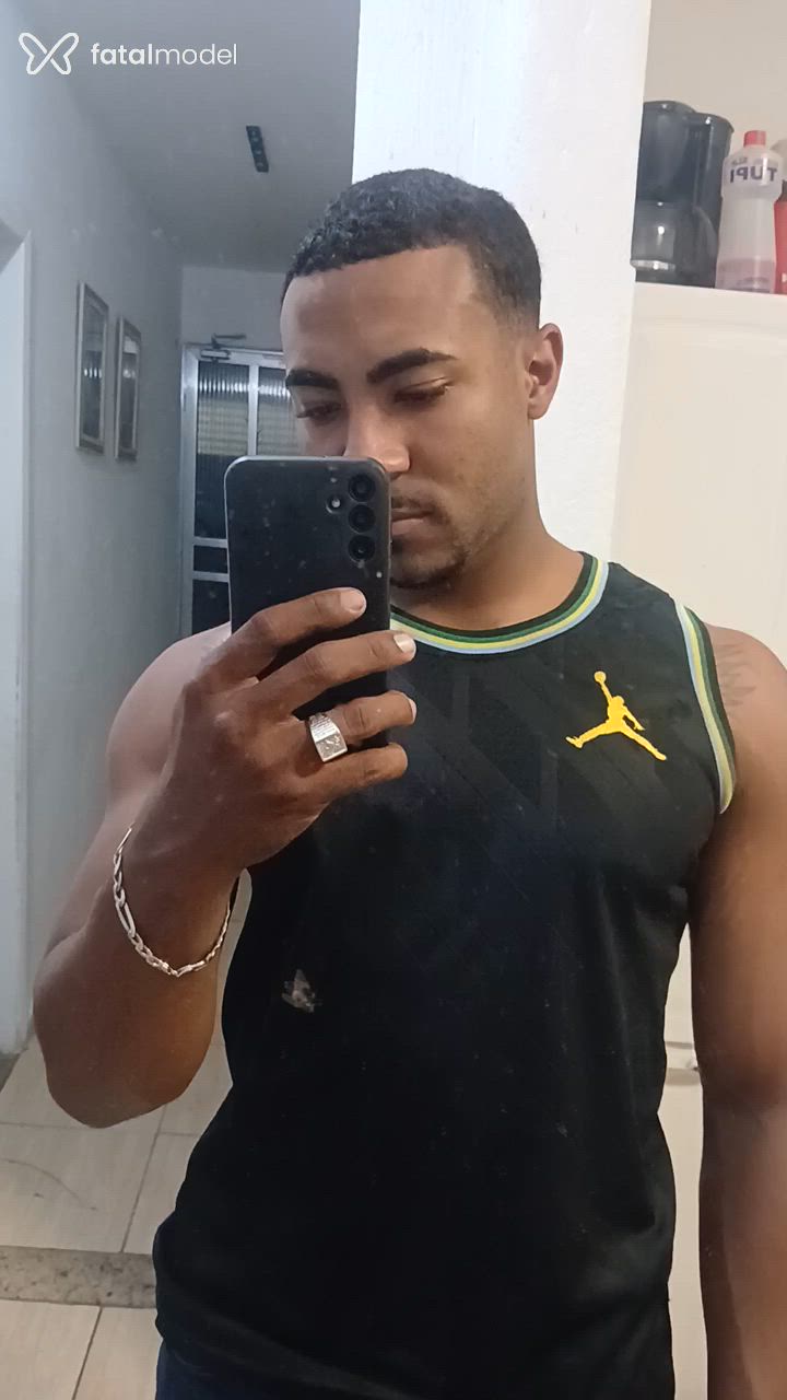 Acompanhante homem com cabelo castanho de olhos castanhos - Rocha