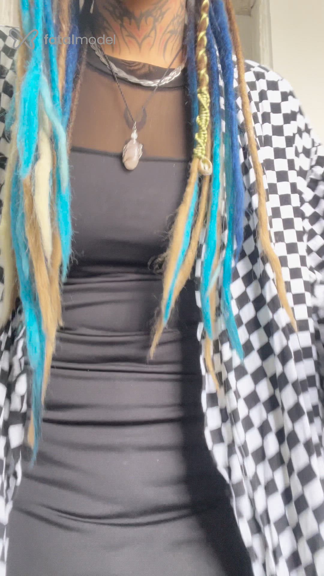 Acompanhante mulher com cabelo colorido de olhos castanhos - Alice