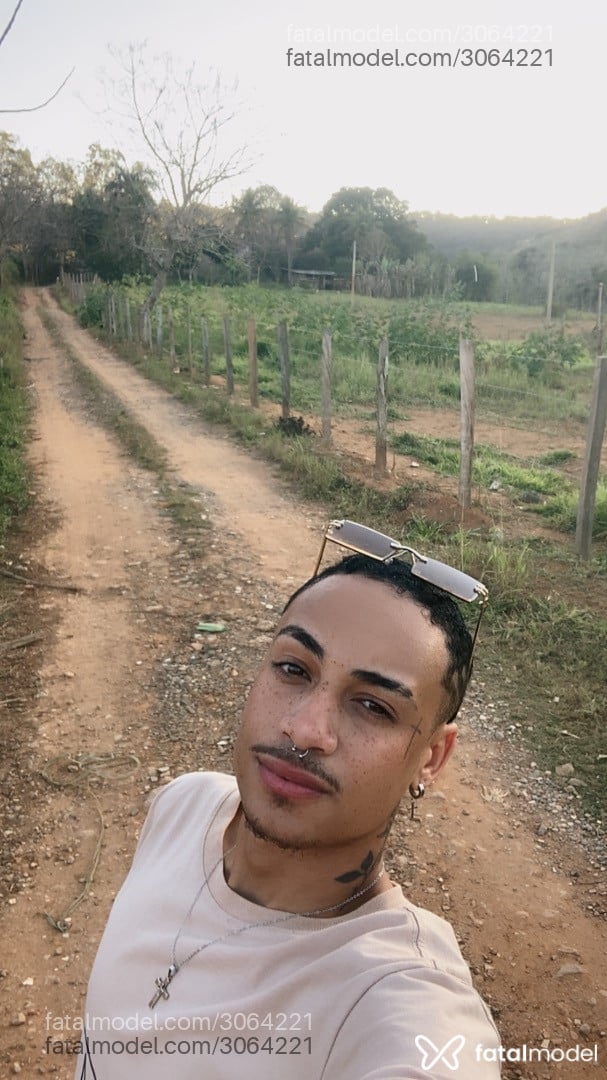 Acompanhante não-binário morena (o) de olhos castanhos - Lucas