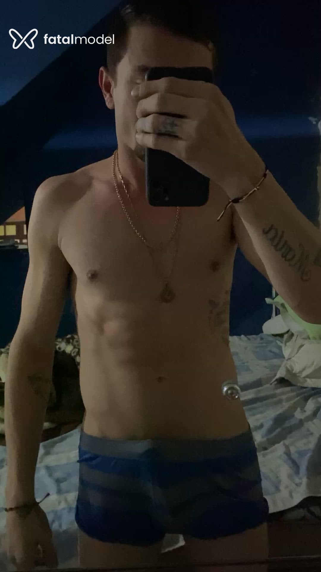 Acompanhante homem loira (o) de olhos azuis - Dominick