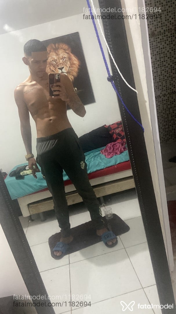 Acompanhante homem com cabelo castanho de olhos castanhos - Pablo
