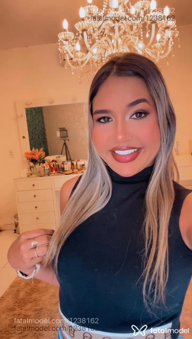 Acompanhante mulher loira (o) de olhos castanhos - Karol