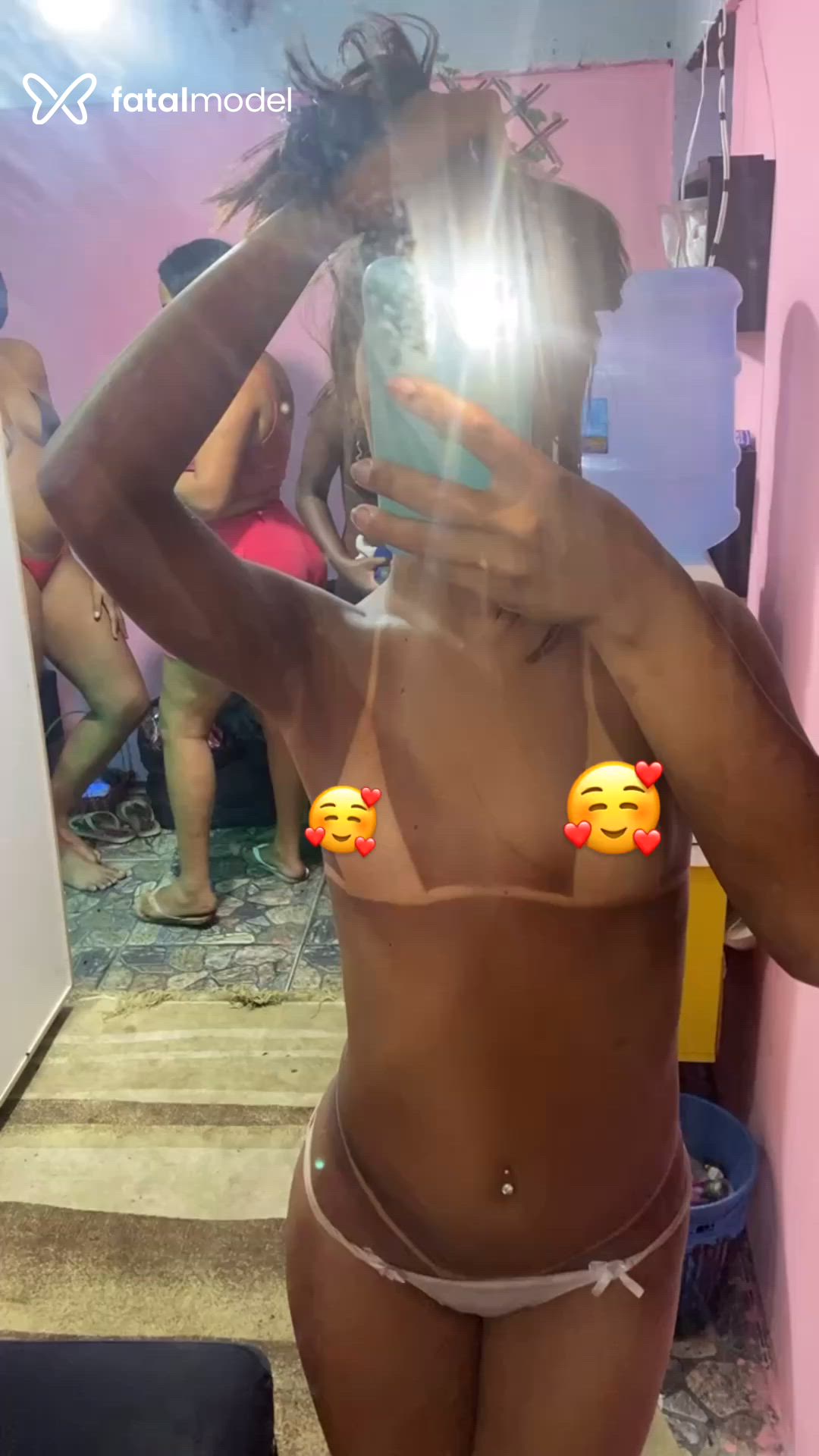 Acompanhante mulher trans com cabelo castanho de olhos castanhos - Vitorinha