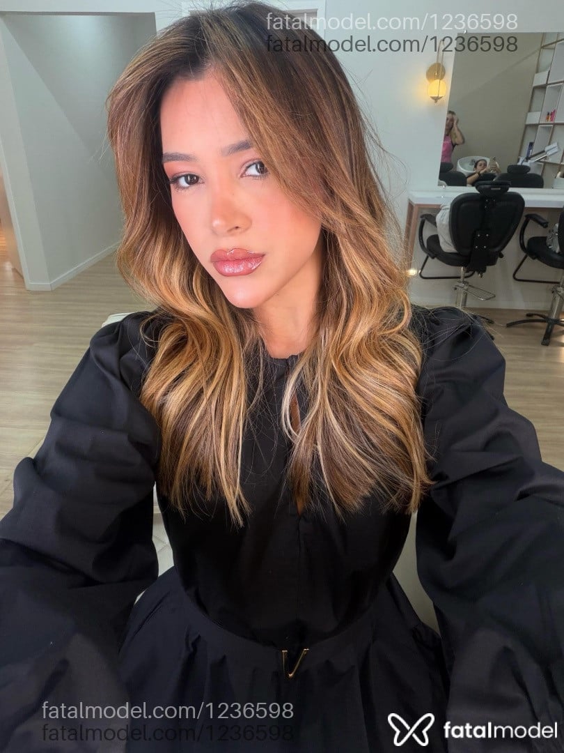 Acompanhante mulher com cabelo castanho de olhos castanhos - Alice Benvenutti