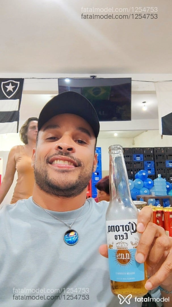 Acompanhante homem com cabelo castanho de olhos castanhos - Howts