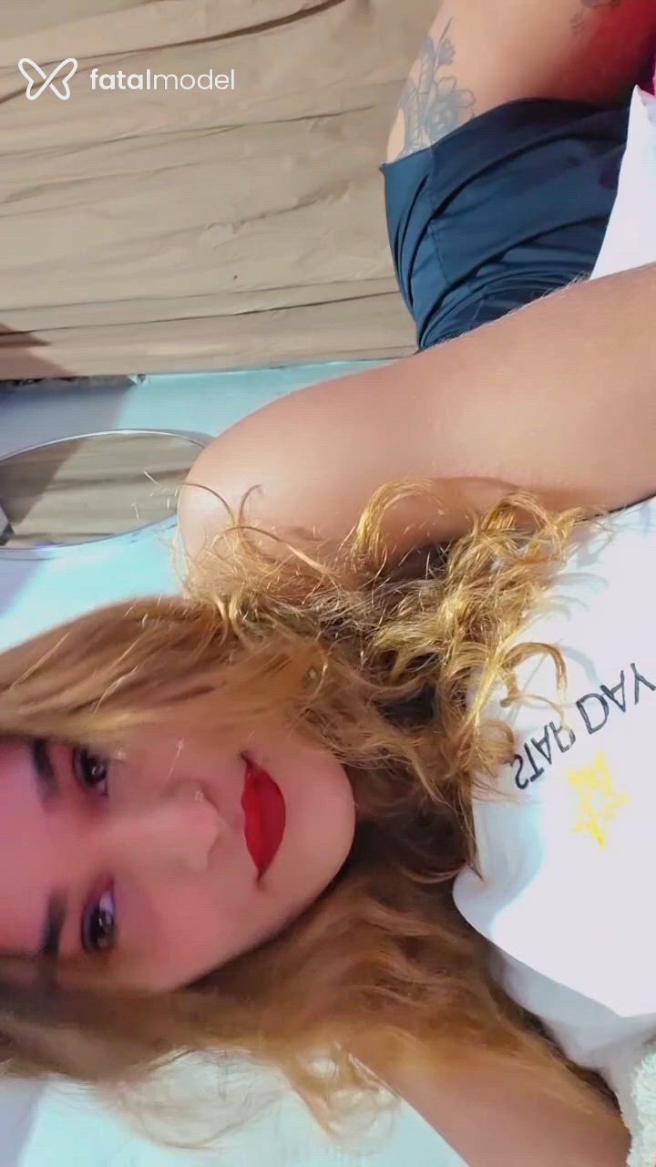 Acompanhante mulher com cabelo colorido de olhos castanhos - Serena