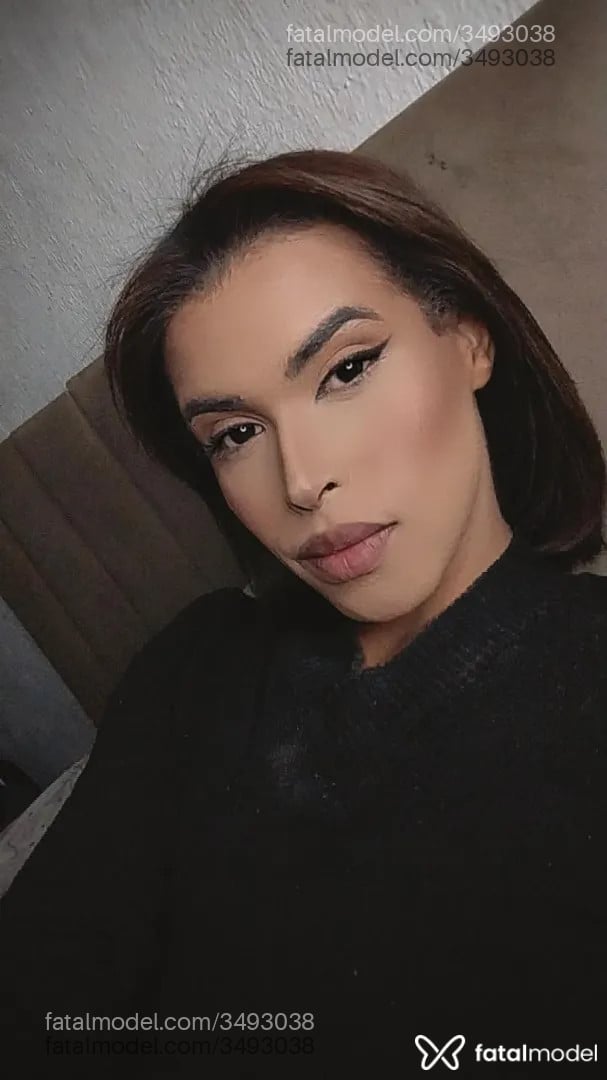 Acompanhante mulher trans com cabelo castanho de olhos pretos - Gabriella