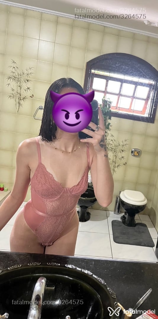 Acompanhante mulher com cabelo castanho de olhos castanhos - Melany