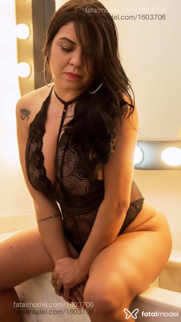 Acompanhante mulher morena (o) de olhos pretos - Yumi Nakashima