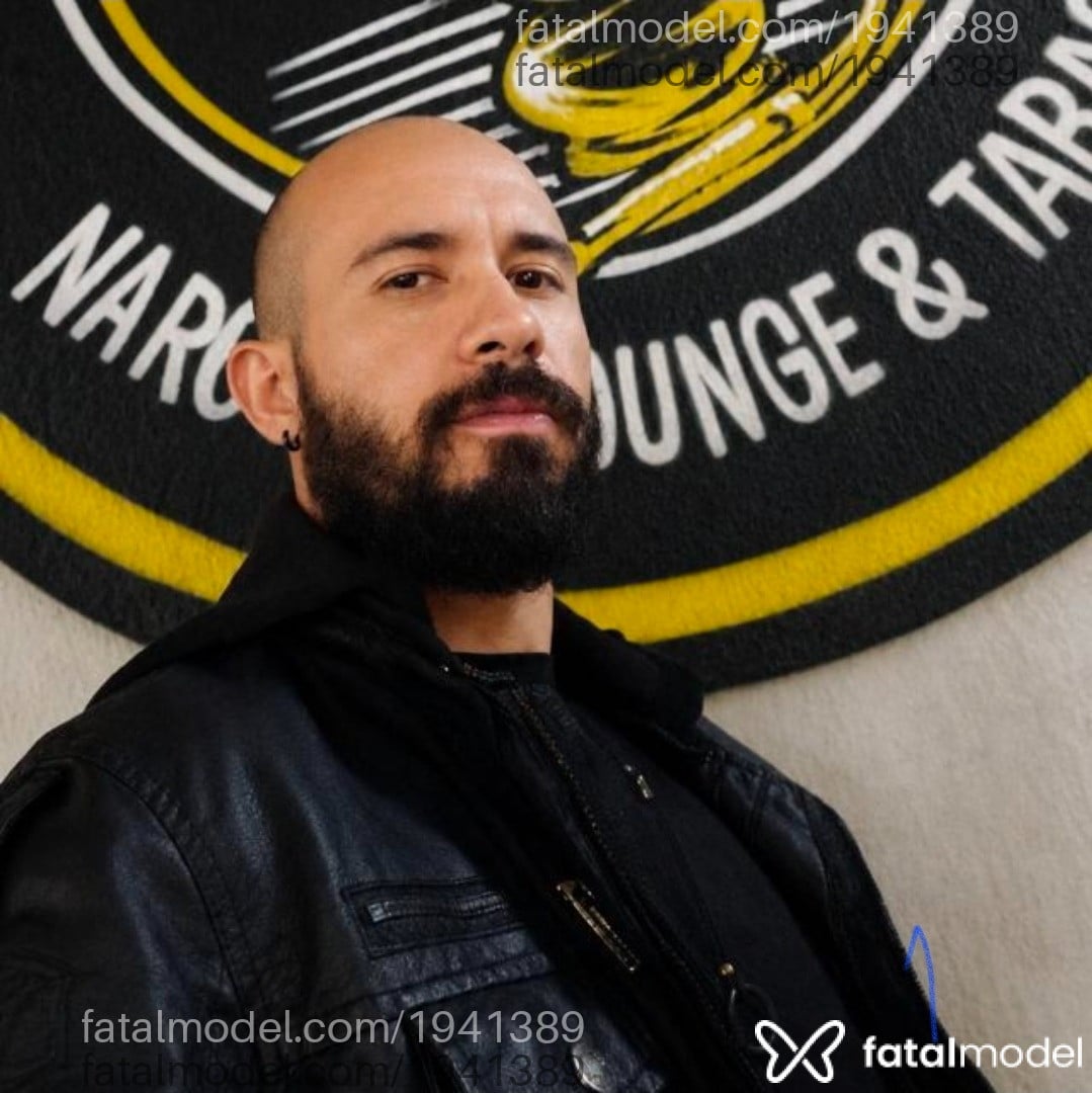 Acompanhante homem sem cabelo de olhos castanhos - Deivid Ferraz