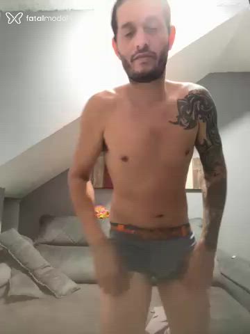Acompanhante homem com cabelo castanho de olhos pretos - Luiz Fernando