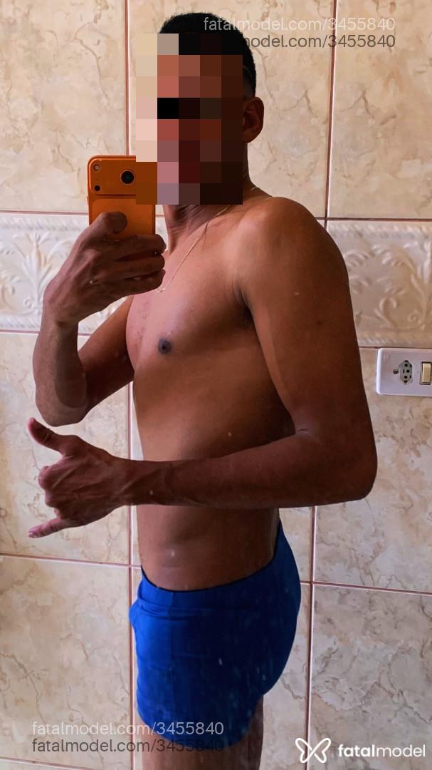 Acompanhante homem com cabelo castanho de olhos castanhos - Layon Berquin