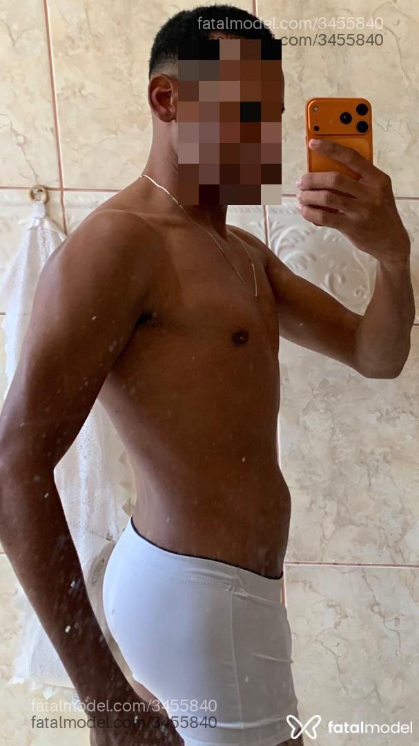 Acompanhante homem com cabelo castanho de olhos castanhos - Layon Berquin