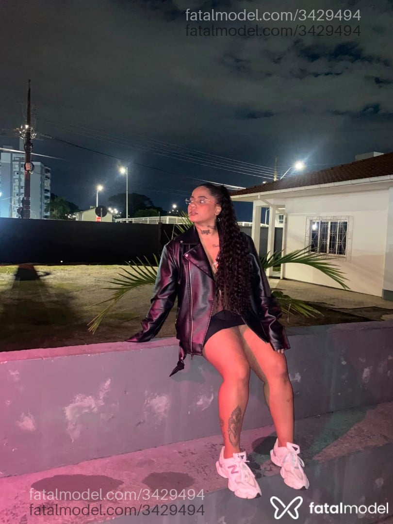 Acompanhante mulher morena (o) de olhos pretos - Kiara