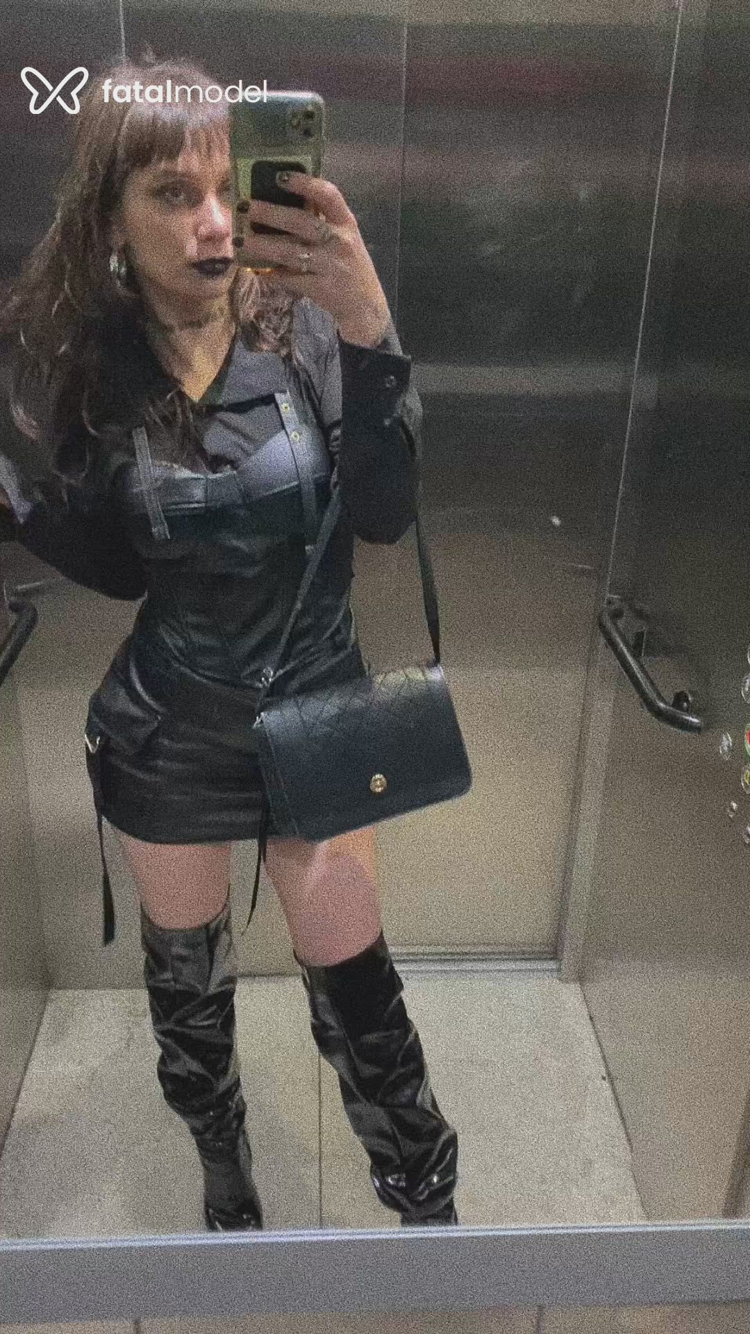 Acompanhante mulher morena (o) de olhos verdes - Lia