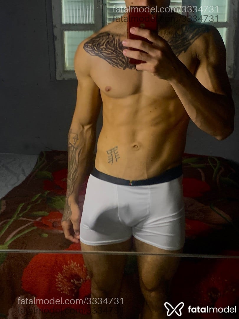 Acompanhante homem morena (o) de olhos castanhos - Dias