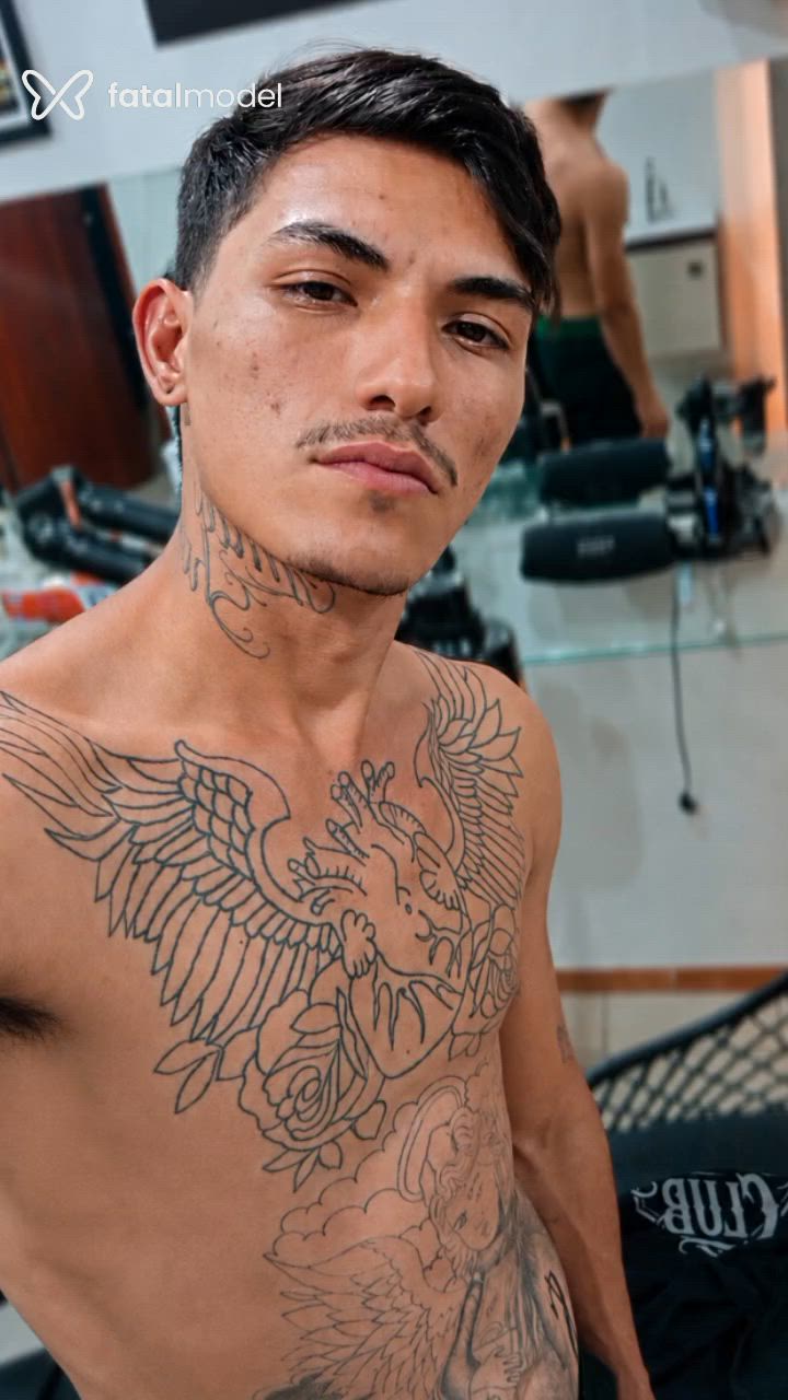Acompanhante homem com cabelo castanho de olhos castanhos - Raridade