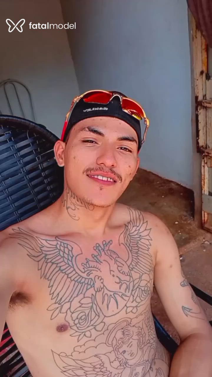 Acompanhante homem com cabelo castanho de olhos castanhos - Raridade
