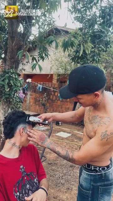 Acompanhante homem com cabelo castanho de olhos castanhos - Raridade