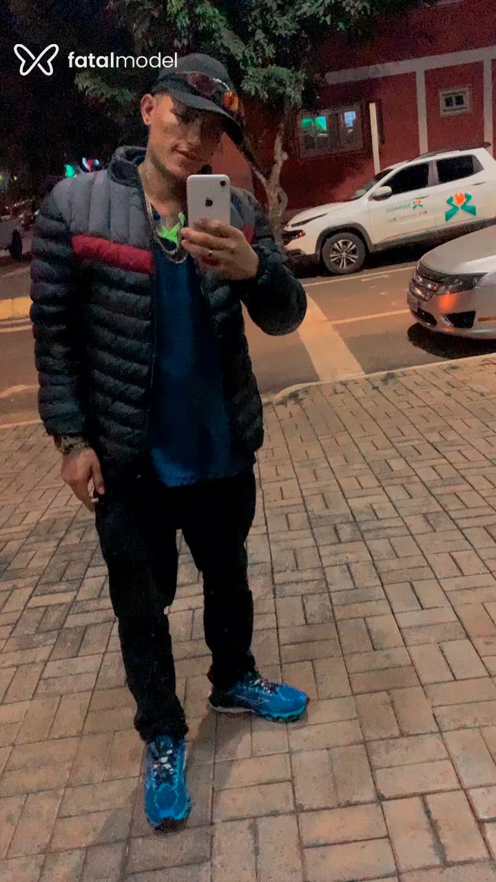 Acompanhante homem com cabelo castanho de olhos castanhos - Raridade