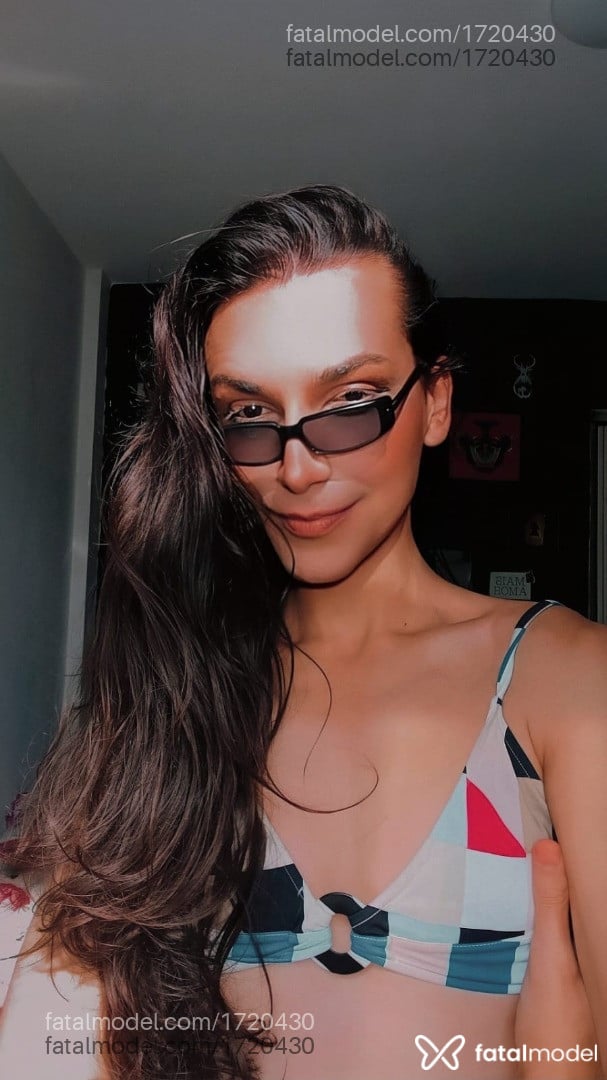 Acompanhante mulher trans morena (o) de olhos castanhos - Lua