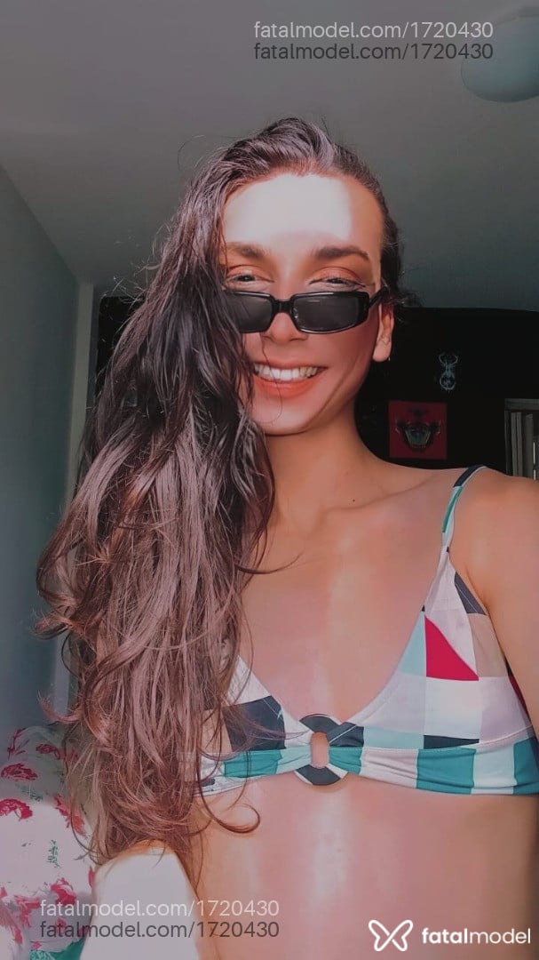 Acompanhante mulher trans morena (o) de olhos castanhos - Lua