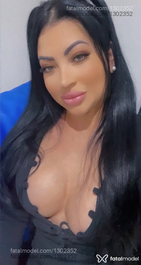 Acompanhante mulher morena (o) de olhos verdes - Bruna