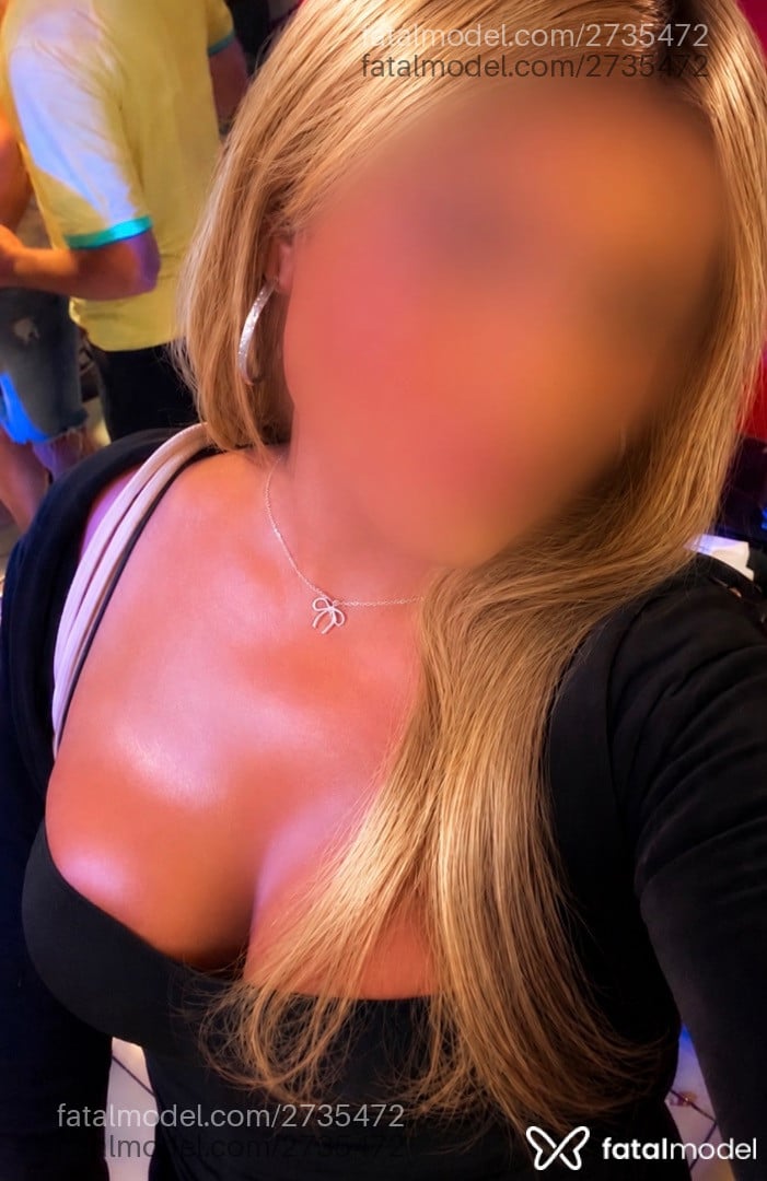 Acompanhante mulher trans morena (o) de olhos pretos - Júlia Copello