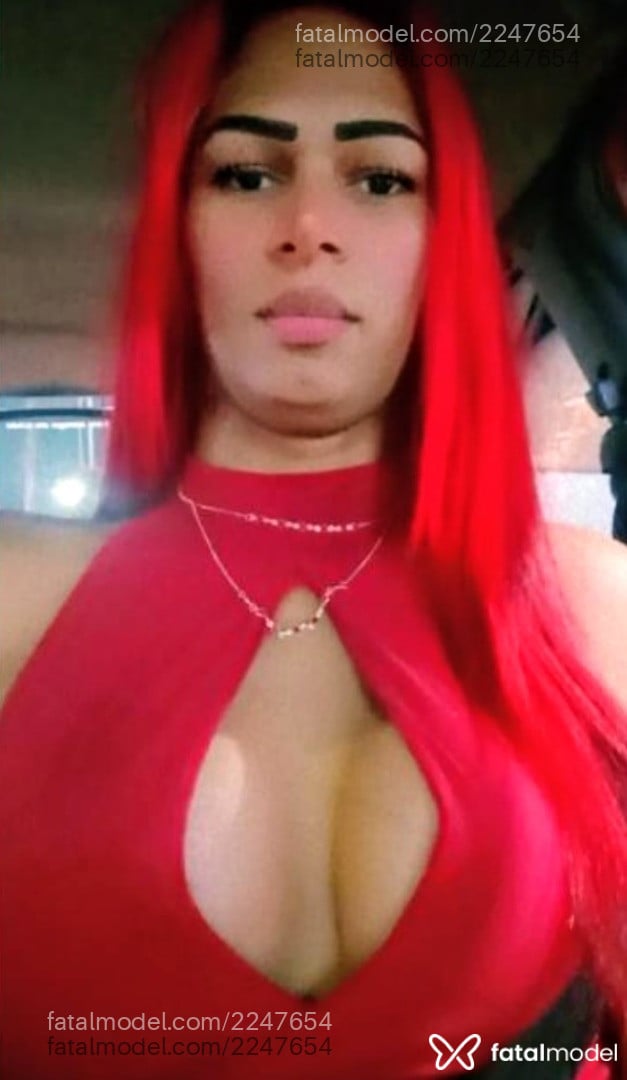 Acompanhante mulher trans com cabelo colorido de olhos pretos - Sheylla