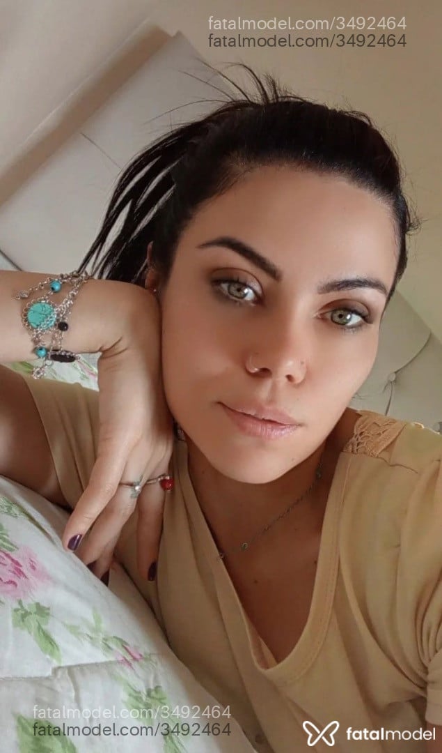 Acompanhante mulher com cabelo castanho de olhos azuis - Antonella
