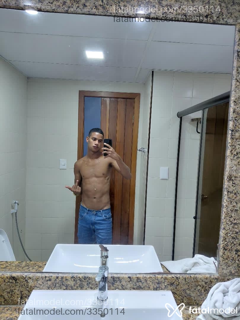 Acompanhante homem com cabelo castanho de olhos pretos - Wallace