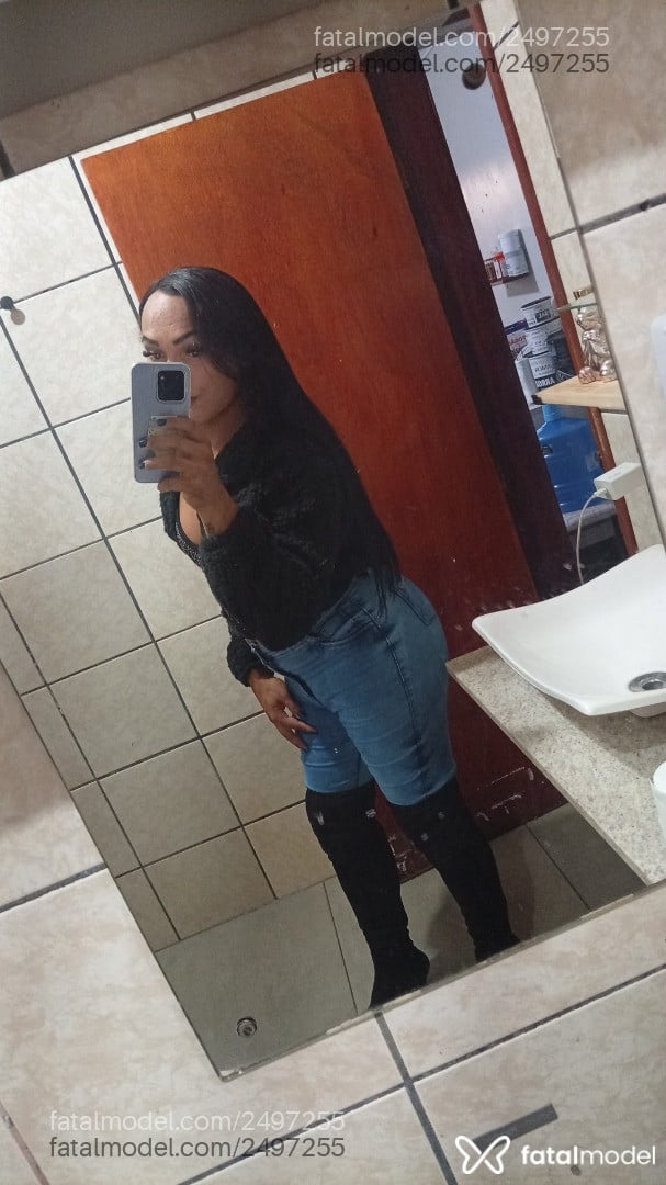 Acompanhante mulher trans morena (o) de olhos castanhos - Maya