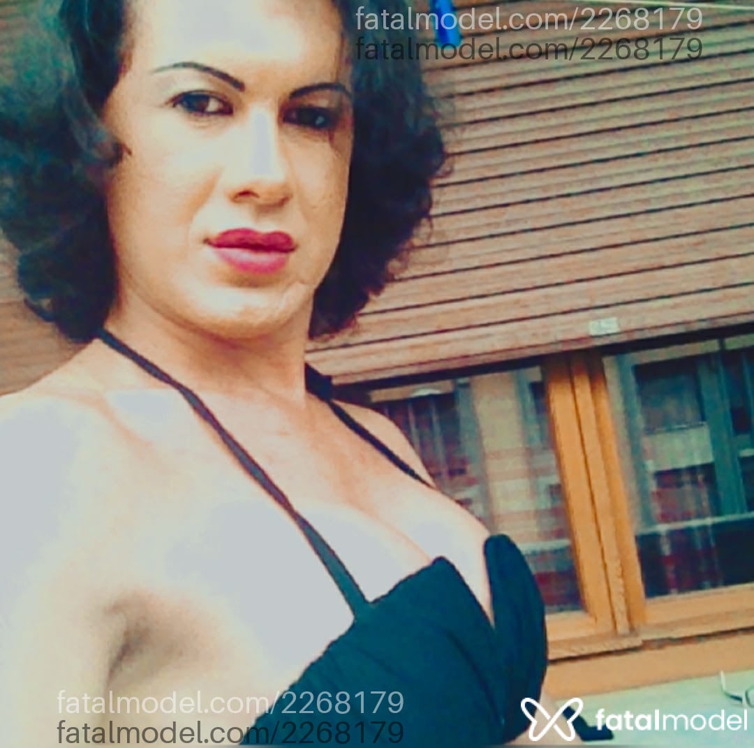 Acompanhante mulher trans com cabelo castanho de olhos castanhos - Karla