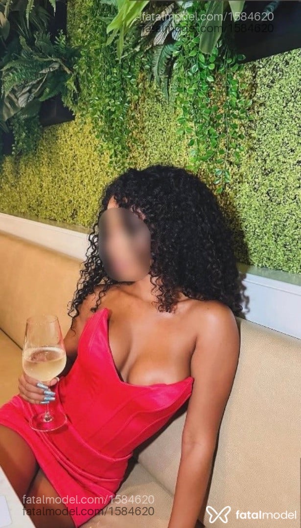 Acompanhante mulher com cabelo castanho de olhos castanhos - Yasmin Prado