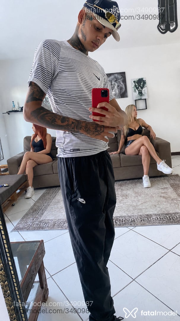 Acompanhante homem com cabelo castanho de olhos pretos - Freddy Khusich