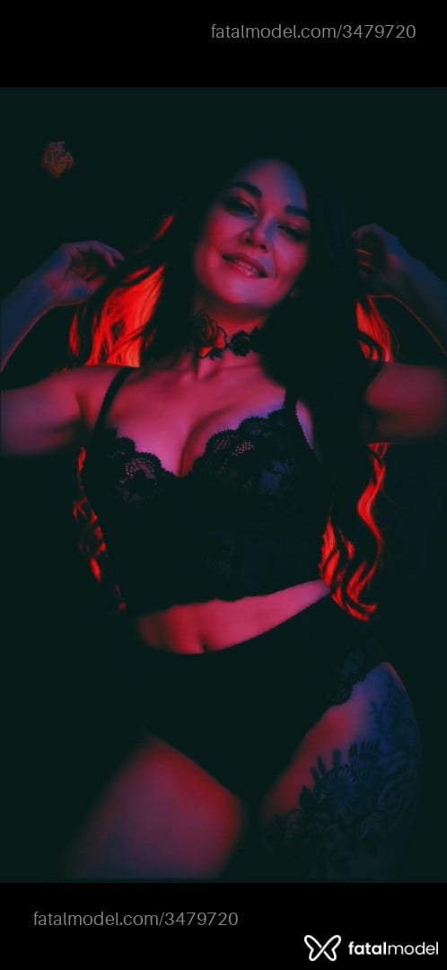 Acompanhante mulher morena (o) de olhos azuis - Tainá