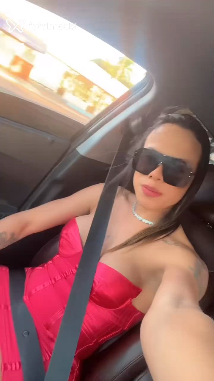 Acompanhante mulher trans com cabelo castanho de olhos castanhos - Julinha Campos