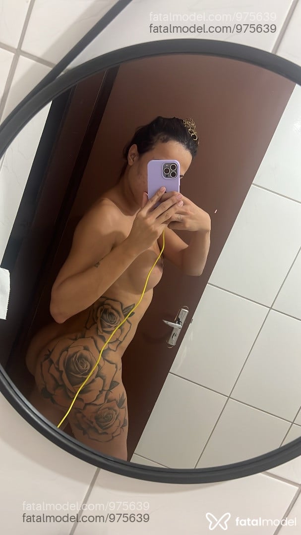 Acompanhante mulher trans com cabelo castanho de olhos castanhos - Julinha Campos