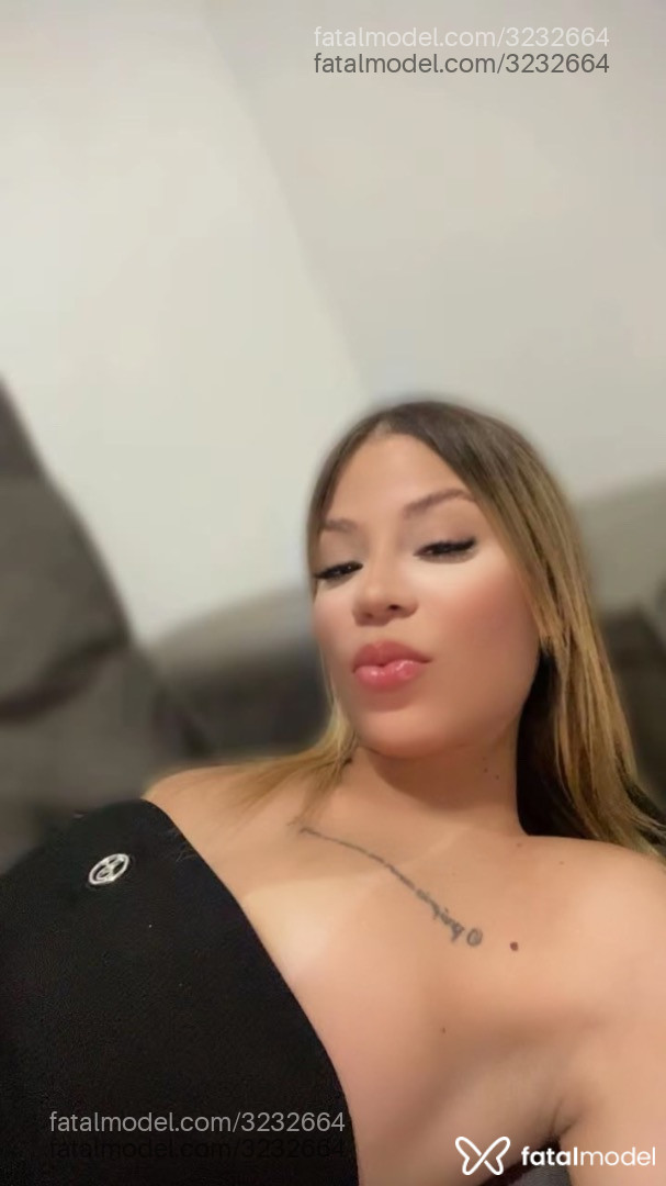 Acompanhante mulher loira (o) de olhos castanhos - Kaylanee