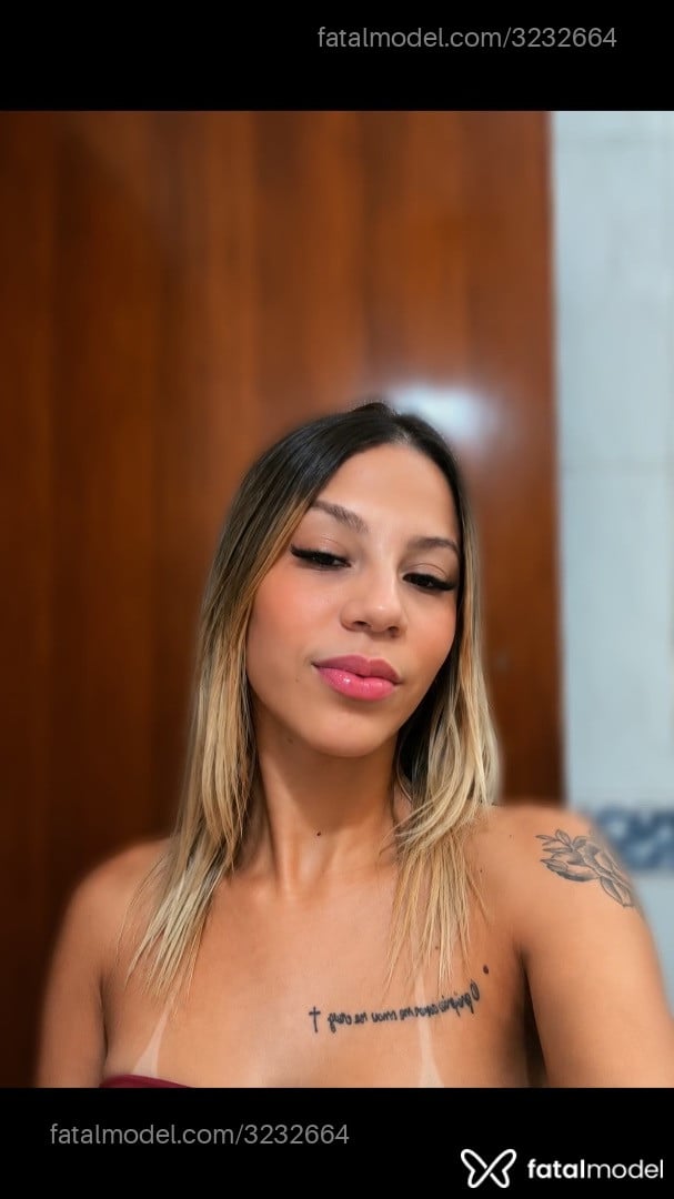 Acompanhante mulher loira (o) de olhos castanhos - Kaylanee