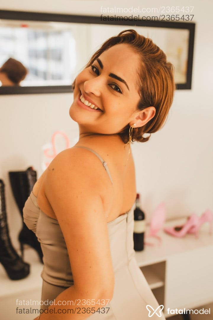 Acompanhante mulher com cabelo castanho de olhos mel - Layla Ravelli