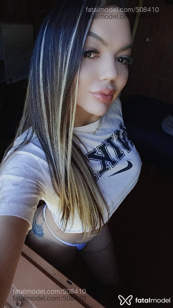 Acompanhante mulher trans com cabelo colorido de olhos castanhos - Thalita Sampaio
