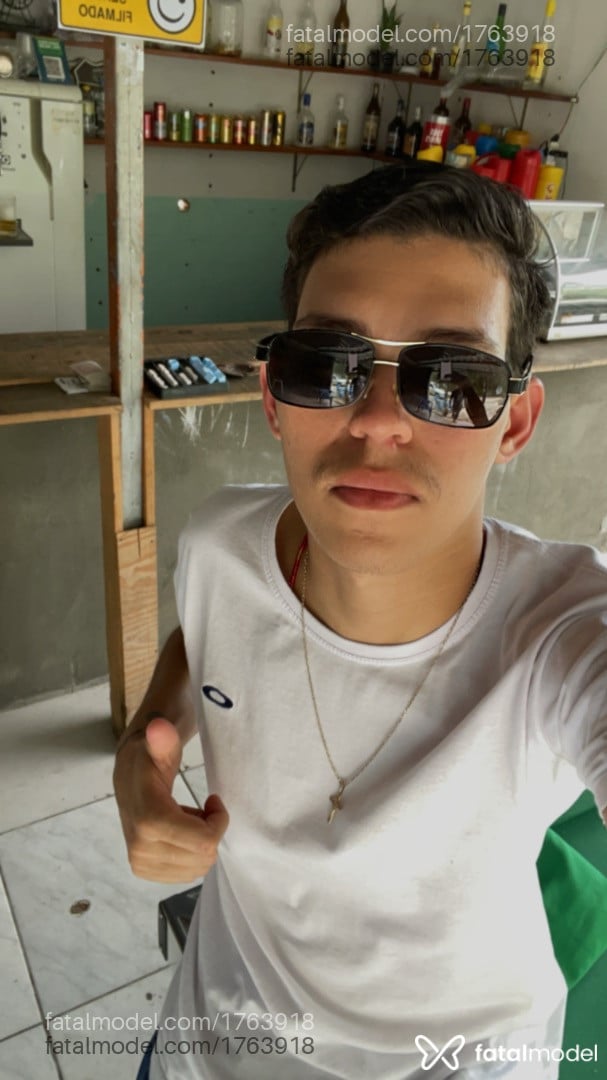 Acompanhante homem morena (o) de olhos castanhos - Caio